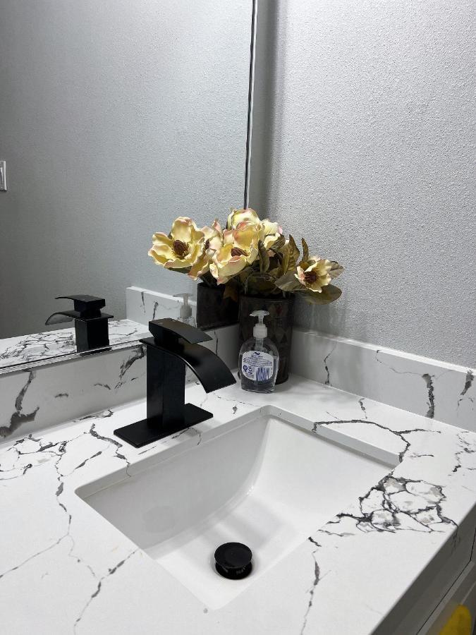 77072 New Remodeled Cute Townhome Sw Houston Exterior foto